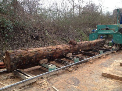 Het zagen van de eerste balk